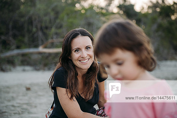 Australien  Queensland  Mackay  Cape Hillsborough National Park  glückliche Mutter sieht ihre Tochter am Strand an