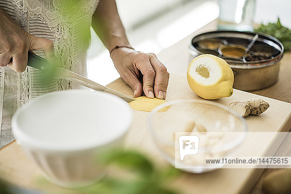 Frau bereitet in ihrer Küche gesundes Essen zu
