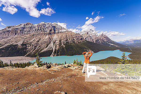 Kanada  Alberta  Banff-Nationalpark  Peyto Lake  Bow Summit  Wanderin genießt Aussicht