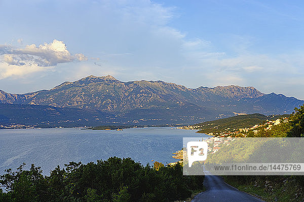 Montenegro  Bucht von Kontor  Halbinsel Lustica  Krasici bei Tivat  Berg Lovcen