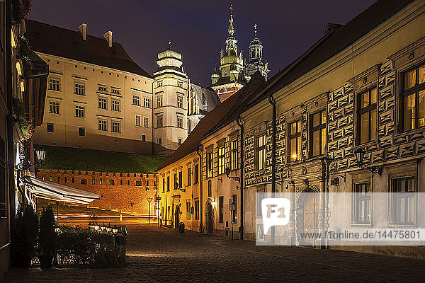 Polen  Krakau  Kanonicza-Straße zum Wawel-Schloss in der Altstadt bei Nacht