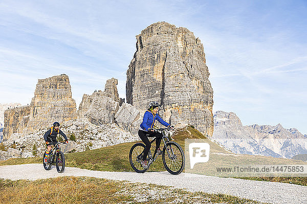 Italien  Cortina d'Ampezzo  zwei Personen radeln mit Mountainbikes in den Dolomiten