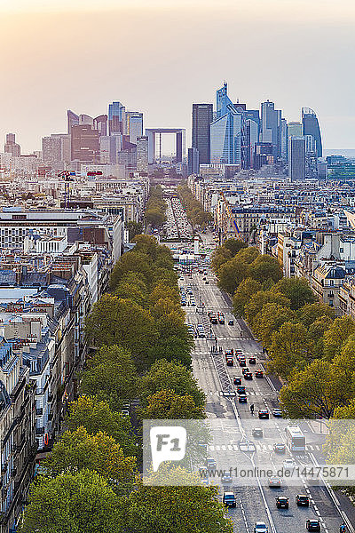 Frankreich  Paris  Stadtbild mit Avenue de la Grande Armee und La Defense