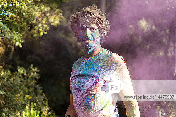 Mann mit Pulverfarbe bedeckt  Holi feiern  Festival der Farben
