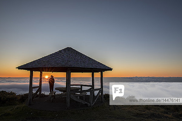Reunion  Reunion-Nationalpark  Maido-Aussichtspunkt  Blick vom Vulkan Maido  Picknickplatz zum Wolkenmeer und Sonnenuntergang