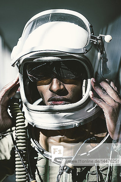 Porträt eines ernsthaften Astronauten im Raumanzug
