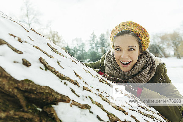 Porträt einer lachenden Frau im Schnee