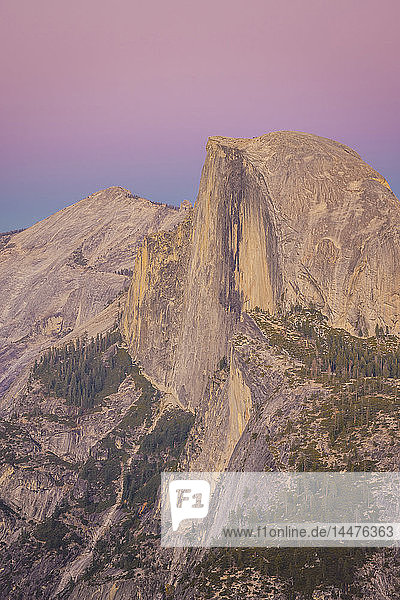 USA Kalifornien Yosemite National Park Glacier Point in der Abenddämmerung