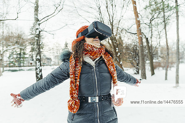 Frau mit Virtual-Reality-Brille in Winterlandschaft