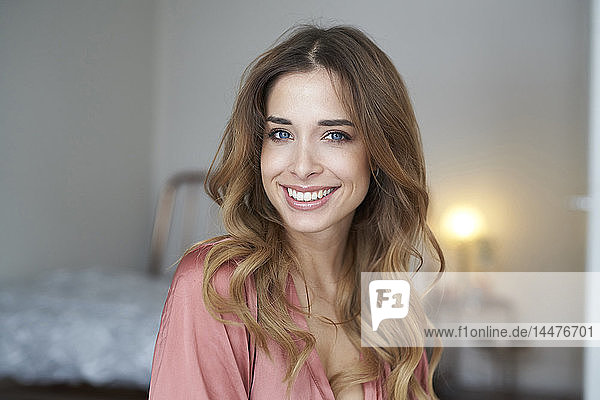 Porträt einer lächelnden jungen Frau im Bademantel