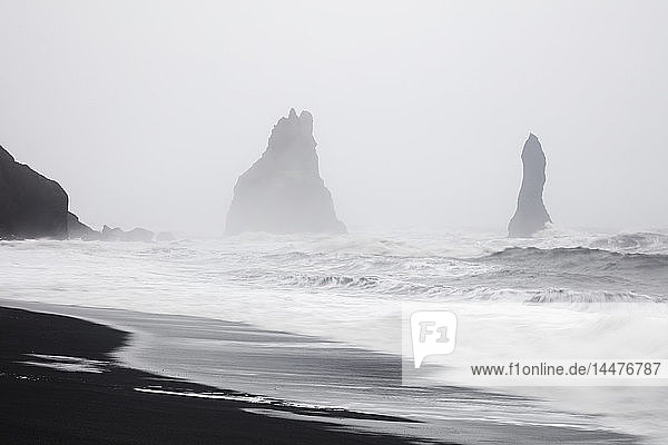 Island  Südisland  Vik i Myrdal  Vik Rock am Strand von Reynisfjara