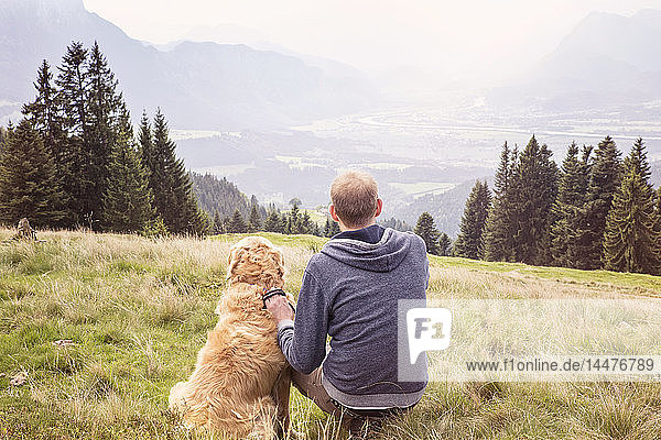 Österreich  Tirol  Kaisergebirge  Mann mit Hund auf Bergwanderung