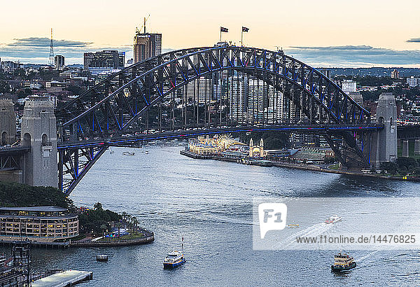 Australien  New South Wales  Sydney  Sydney Harbour Bridge am Abend
