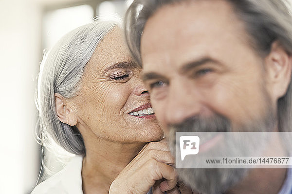 Porträt eines liebevollen älteren Ehepaares