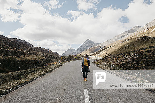 Schweiz  Engadin  Frau steht auf Bergstrasse