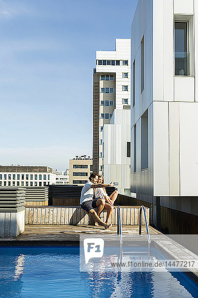 Paar auf der Dachterrasse  sich selbst nehmen