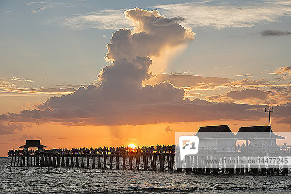 USA  Florida  Naples  Blick auf den Naples Pier mit einer Menge  die den Sonnenuntergang genießt
