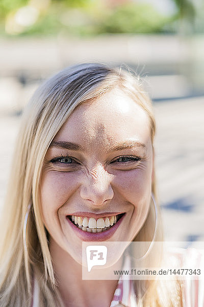 Porträt einer lachenden blonden Frau