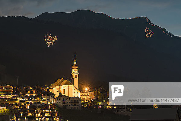 Österreich  Tirol  Lermoos  Ehrwalder Becken  Ehrwald mit Mittsommerfeuer
