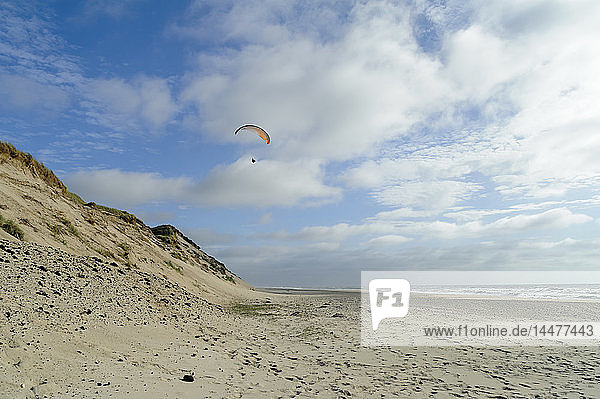 Dänemark Jütland Thy Nationalpark Gleitschirmfliegen am Strand