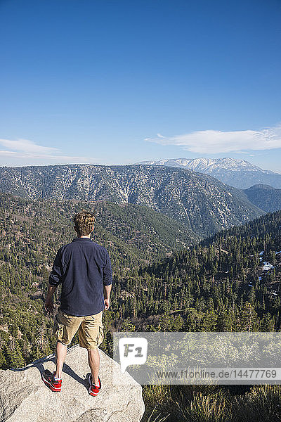 USA  Kalifornien  Bärenberg  Mann am Aussichtspunkt