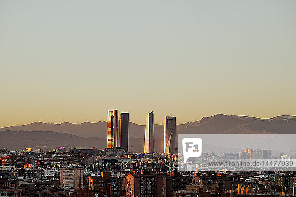 Spanien  Madrid  Stadtbild mit modernen Wolkenkratzern in der Dämmerung