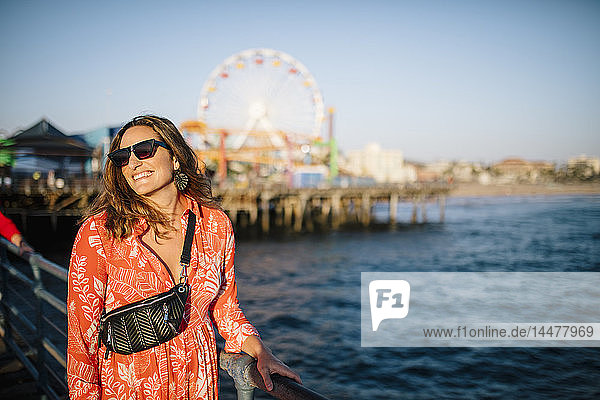 USA  Kalifornien  Santa Monica  Porträt einer lächelnden Frau an der Uferpromenade