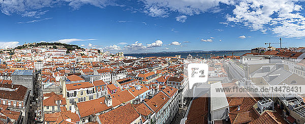Portugal  Lissabon  Baixa  Panoramablick auf die Stadt mit Castelo Sao Jorge