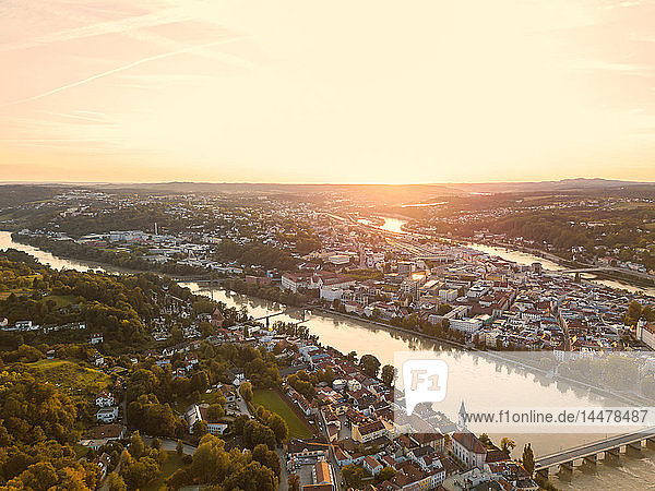 Deutschland  Bayern  Passau  Stadt der drei Flüsse  Luftaufnahme  Donau und Inn bei Sonnenuntergang
