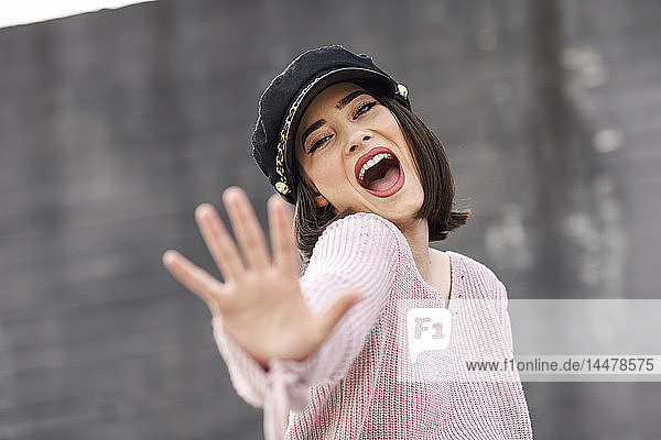 Porträt einer posierenden jungen Frau mit Mütze