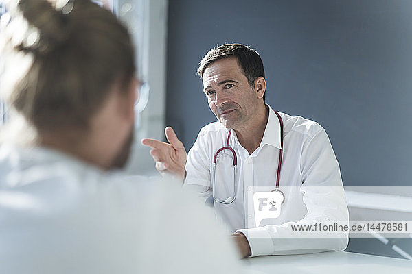 Arzt im Gespräch mit Patient in der medizinischen Praxis