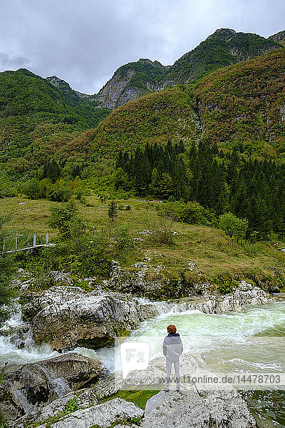 Slowenien  Soca-Tal  Wanderer am Fluss Lepenjica  Triglav-Nationalpark