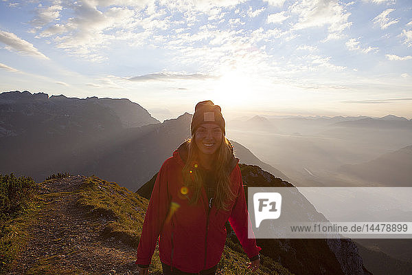 Österreich  Tirol  Porträt eines lächelnden Wanderers über dem Achensee bei Sonnenaufgang