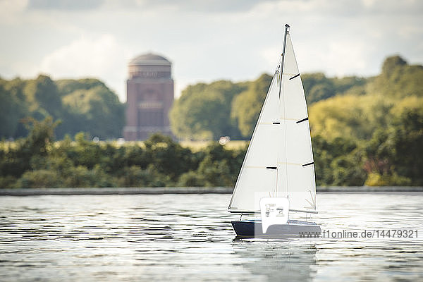 Deutschland  Hamburg  Modellboot auf Modellbootteich im Stadtpark