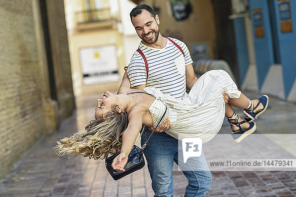 Spanien  Andalusien  Malaga  Mann mit Freundin in der Stadt