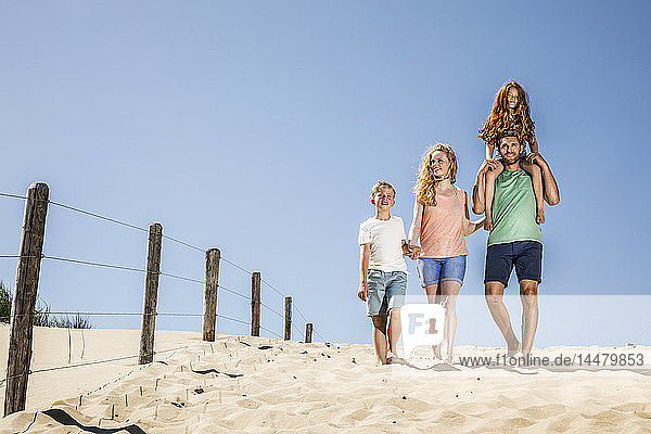 Niederlande  Zandvoort  glückliche Familie beim Strandspaziergang