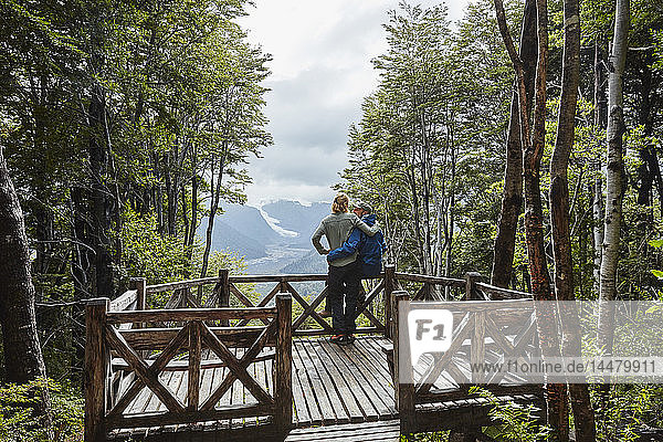 Chile  Chaiten  Parque Pumalin  Ehepaar auf der Aussichtsplattform mit Blick auf den Gletscher