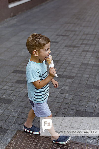 Kleiner Junge isst Eiscreme