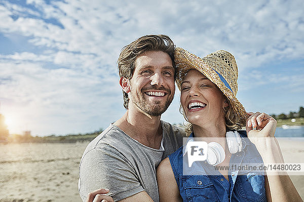 Glückliches junges Paar am Strand