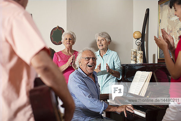 Ältere Menschen musizieren im Altersheim