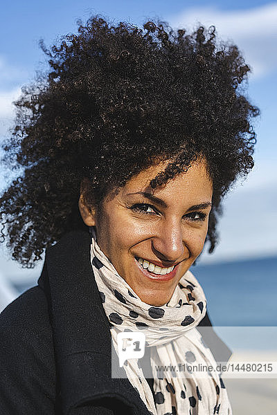 Porträt einer lächelnden Frau mit lockigem Haar