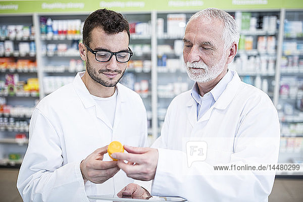 Zwei Apotheker prüfen Medizin in der Pharmazie