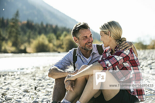 Österreich  Alpen  glückliches Paar auf Wanderung mit Rast an einem Bach