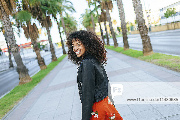 Porträt einer glücklichen jungen Frau auf der Promenade
