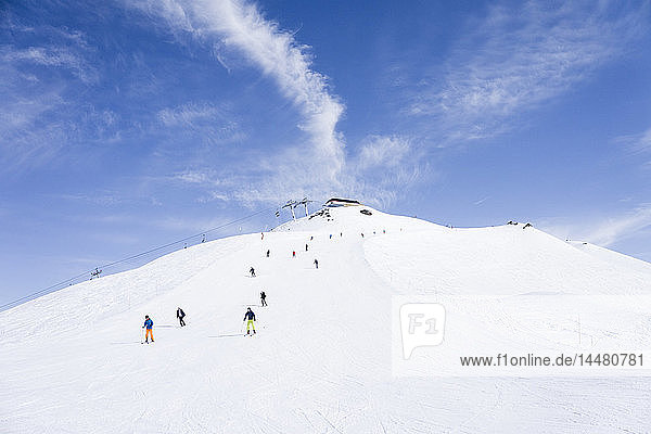 Frankreich Französische Alpen Les Menuires Trois Vallees Skifahrer