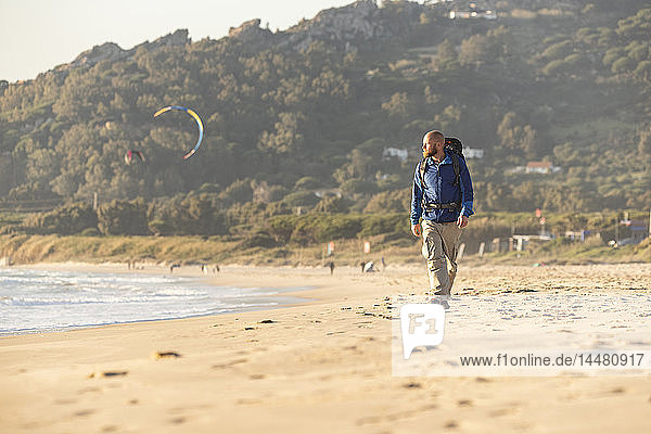 Spanien  Andalusien  Tarifa  Mann beim Wandern am Strand