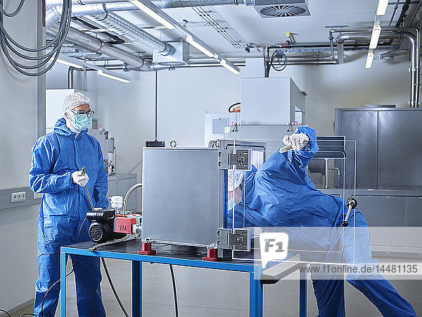 Chemiker  die im Reinraum eines Industrielabors arbeiten