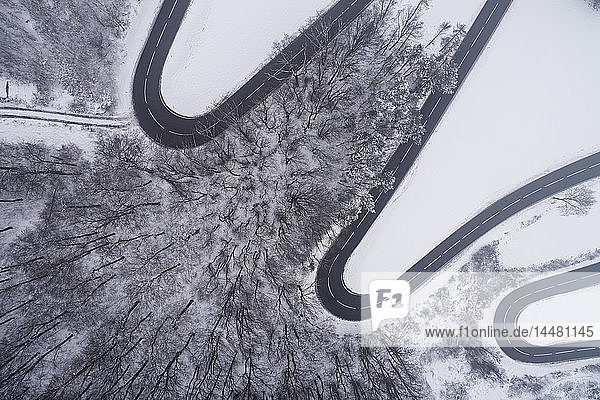 Österreich  Wienerwald  kurvenreiche Straße in schneebedeckter Landschaft  Luftaufnahme