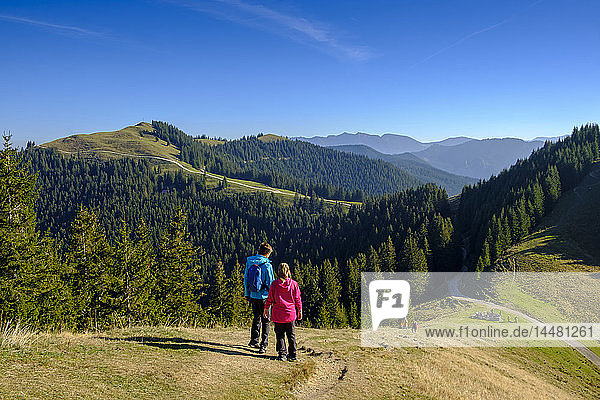 Germany  Bavaria  Hoernle near Bad Kohlgrub  young couple on a hiking trip in alpine landscape