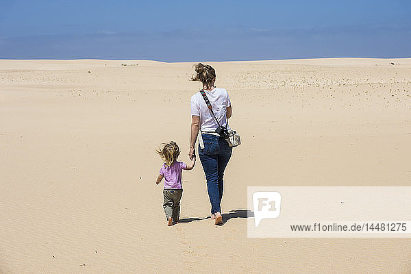 Spanien  Kanarische Inseln  Fuerteventura  Parque Natural de Corralejo  Mutter und Tochter spazieren in Sanddünen
